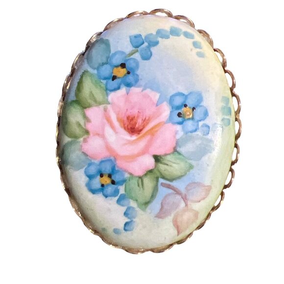 Vintage Floral Hand-Painted Brooch Pin Pink Blue Flowers Scalloped Edge Estate - Picture 1 of 5